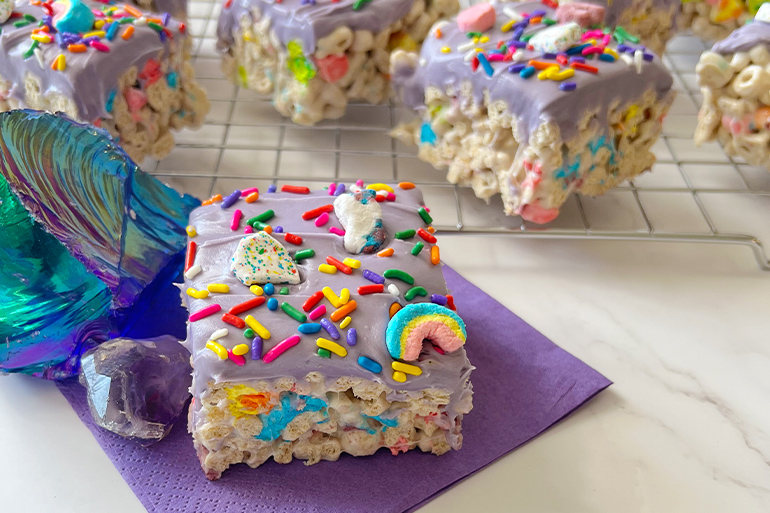Barras de cereal glaseadas con Lucky Charms™ Magic Gems