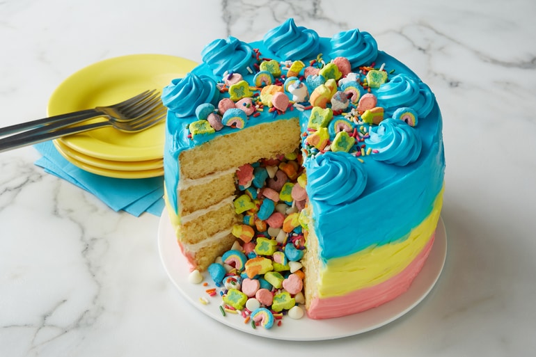 Pastel de capas de arcoíris del duende de Lucky Charms™